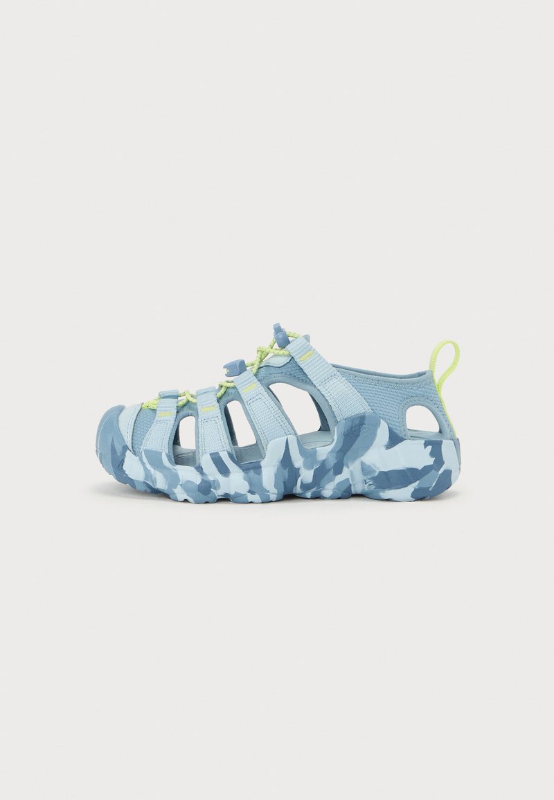 Blå kamouflage sandaler med en flexibel, strukturerad gummisula, mesh-övre och justerbara remmar med neongula accenter och en dragflik.