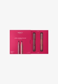 Zestaw prezentowy KIKO Milano Long Lasting Colour zawiera dwa markery do ust w żywej różowej szkatule. Markery są smukłe, z ostrymi końcówkami umożliwiającymi precyzyjne nałożenie.