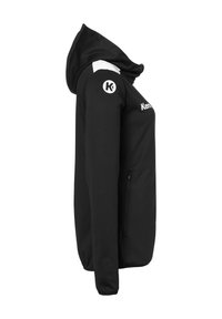 Un sweat à capuche noir avec une texture lisse, caractérisé par une bande blanche sur l'épaule, un logo sur la manche et une poche zippée sur le côté.