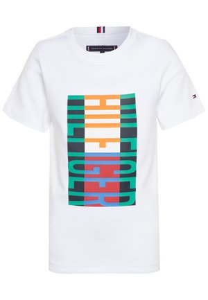 Biały bawełniany t-shirt z kolorowym nadrukiem graficznym z napisem "HILFIGER" w różnych kolorach na przodzie oraz małym logo na rękawie.