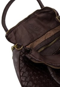 Mørkebrun læderhåndtaske med vævet mønster, gylden lynlås og rundede håndtag, vist delvist åben mod en hvid baggrund.