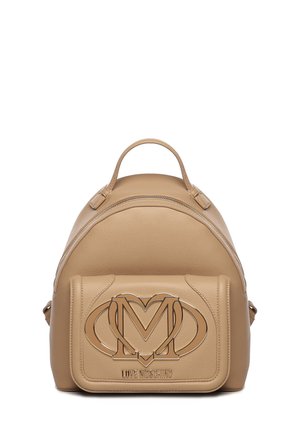 Sac à dos en cuir beige, de forme arrondie, avec un rabat avant embossé d'un logo "M" entrelacé et une fermeture éclair en haut.