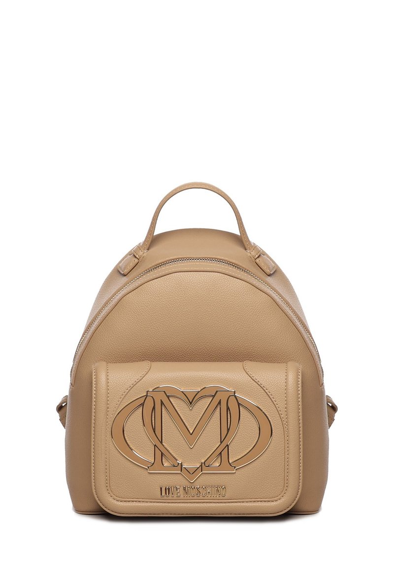 Mochila de piel beige con forma redondeada, que presenta una solapa frontal estampada con un logo entrelazado con la letra "M" y un cierre de cremallera en la parte superior.