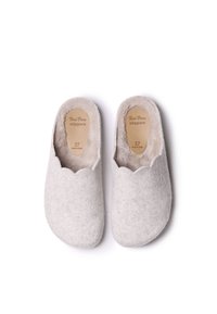 Sivé plyšové papuče s vlnitým okrajom, mäkkou kožušinovou podšívkou a hnedou stielkou so značkou "Toni Pons slippers" vo veľkosti 37.