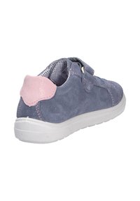 Scarpa blu di camoscio con un'accortezza rosa sul retro, suola bianca e cinturino in velcro. Presenta dettagli di cucitura e una finitura testurizzata.