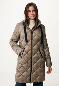 Gevoerde jas in taupe met een ruiten quiltpatroon, voorzien van een ritssluiting aan de voorkant, zwarte trekkoorden en zijzakken. Glad, glanzend textuur.