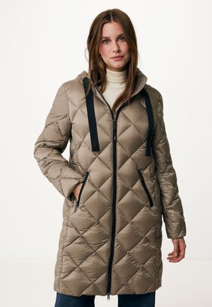 Gevoerde jas in taupe met een ruiten quiltpatroon, voorzien van een ritssluiting aan de voorkant, zwarte trekkoorden en zijzakken. Glad, glanzend textuur.
