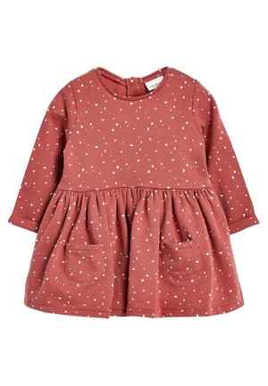 Rdzawobrązowa sukienka z długim rękawem w białe kropki, z marszczoną spódnicą i dwiema przednimi kieszeniami, wykonana z miękkiego materiału bawełnianego.
