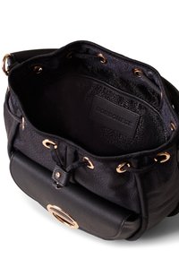 Czarna torebka podróżna z teksturowaną powierzchnią, różowo-złotymi dodatkami oraz przestronnym wnętrzem z metką marki i ściąganym zamknięciem.