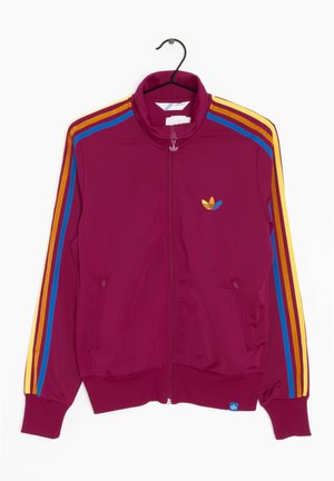 Bordeauxrode jas met rits en gele, oranje en blauwe strepen op de mouwen, voorzakken en een meerkleurig logo op de borst, hangend aan een zwarte hanger.