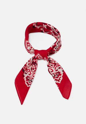 Rode bandana met witte en zwarte paisley-patronen, vastgeknoopt in een lus met twee puntige uiteinden die naar beneden hangen.