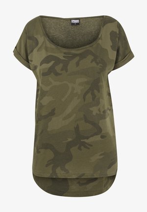 T-shirt w kolorze oliwkowym z kamuflażem, wykonany z miękkiego materiału, z okrągłym dekoltem, krótkimi, podwiniętymi rękawami i zaokrąglonym dolnym brzegiem.