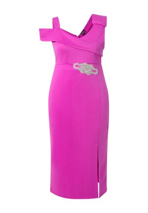 Fuksjowa sukienka midi z jedną ramiączką, dekoltem odkrywającym jedno ramię, srebrnym paskiem ozdobionym biżuterią oraz rozcięciem z przodu po prawej stronie nogi.