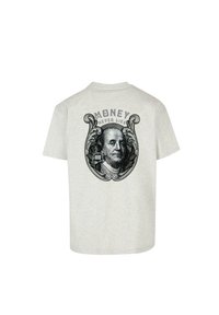 Šviesiai pilkas medvilninis marškinėliai su juodai balta Benjamin Franklin grafika ir užrašu "PINIIGAI NIEKADA NECHEMUOJA" viršuje.
