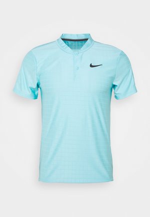 Camisa polo azul claro con textura de cuadrícula, de manga corta y con cuello. Cuenta con dos botones y un logo negro de Nike en el lado izquierdo.