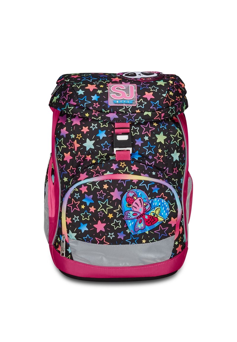 Zaino nero con motivi di stelle multicolori, dettagli rosa e una patch a forma di farfalla. Presenta un cappuccio superiore e un ampio scomparto frontale.