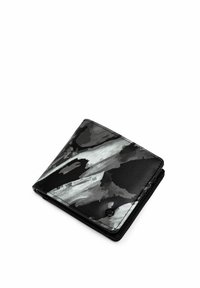 Skládací peněženka v černo-šedém maskovacím vzoru. Vyrobena z syntetického materiálu, s hladkým povrchem a jemným leskem. Kompaktní design.