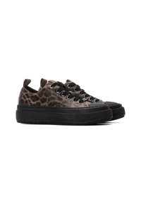 Zapatillas con estampado de leopardo y suelas negras, cordones resistentes y parte superior de tela. Presentan un diseño plano y un collar almohadillado. Adecuadas para un uso casual.