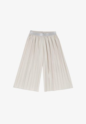 Culottes plisados en beige claro con una cintura elástica plateada y un pequeño adorno metálico. Diseñados con una textura suave y piernas anchas.