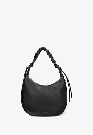 Zwart leren handtas met een slungelige vorm. Voorzien van een gerimpelde riem en dunne hangende kwastjes. Heeft een gouden logo onderaan.