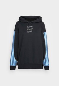 Svart huvtröja i bomull med en blanka blå satinärmar, med dragsko vid huvan och tre vita Nike-logotyper på framsidan.