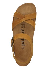 Sandaña de cuero marrón con correas entrelazadas y hebilla de metal; plantilla suave con logo en relieve y textura de ante natural.
