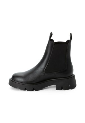 Sort læderankelstøvle med chunky rillede såler, elastisk sidepanel og trækstropper foran og bagpå mod hvid baggrund.