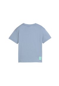 Šviesiai mėlynas trumpomis rankovėmis mišinys marškinėliai rodomi iš nugaros su mažu mėtų žalios spalvos logotipo pleistru arti apatinio krašto.