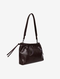 Geantă maro din piele cu partea de sus adunată și curea lungă, având o textură netedă și dungi verticale subtile. Accesorizată cu șireturi de strângere.