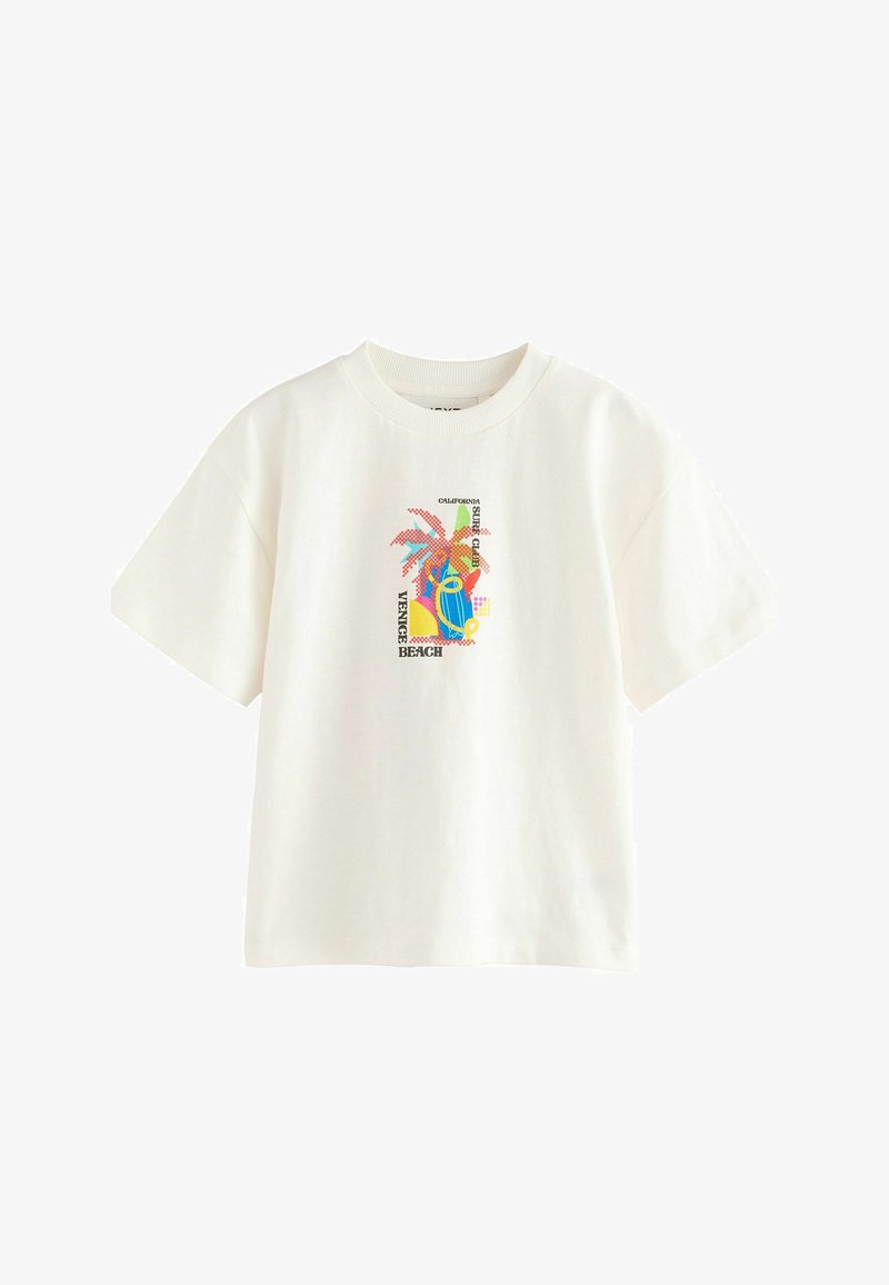 Bílý tričko s krátkým rukávem s barevným grafickým designem zobrazujícím palmy a plážovou scénu, potištěné na přední straně. Měkký bavlněný materiál.