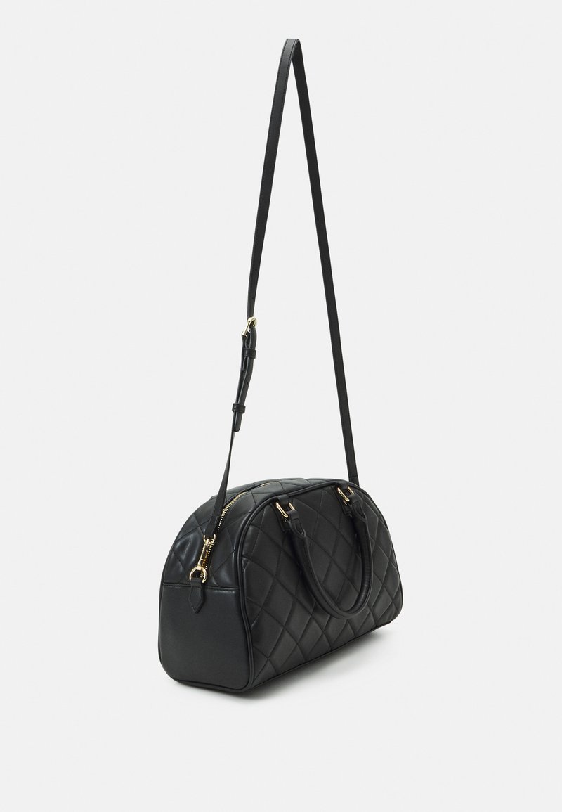 Schwarze gesteppte Handtasche aus synthetischem Material mit zwei Griffen und einem verstellbaren Schultergurt. Verfügt über goldfarbene Beschläge und eine abgerundete Form.