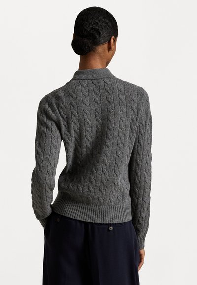 Maglione grigio a coste con scollo e orlo a coste, dal design leggermente aderente. Il materiale è una miscela di lana testurizzata per il calore.