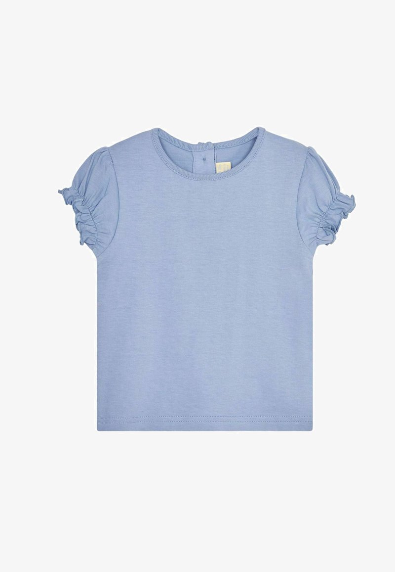 Tricou din bumbac ușor, de culoare albastră, cu mâneci scurte și accente de volănașe pliate pe umeri, guler tip echipaj și închidere cu nasture pe spate.