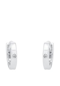 Par de pendientes de aro de plata con una pequeña gema redonda y clara engastada en cada superficie frontal.