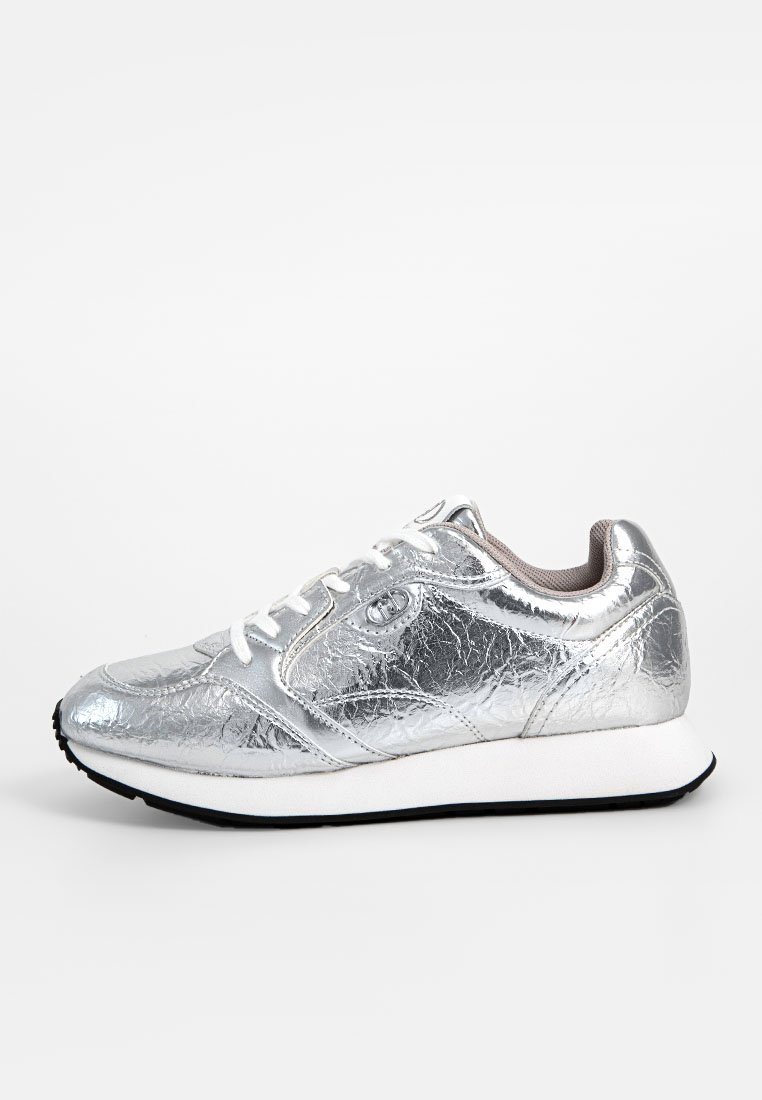 Baskets métalliques argentées avec une texture fissurée, dotées d'une semelle intermédiaire blanche, d'une semelle extérieure noire et de lacets blancs. Design à bout rond, détail du logo sur le côté.