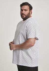 Urban Classics ALLOVER LOGO TEE - Marškinėliai su spaudiniu - white