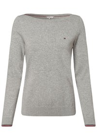 Grauer, langärmeliger Pullover aus weichem Stoff. Mit einem Bootsausschnitt, gerippten Bündchen mit roten und blauen Akzenten und einem kleinen Logo auf der Brust.