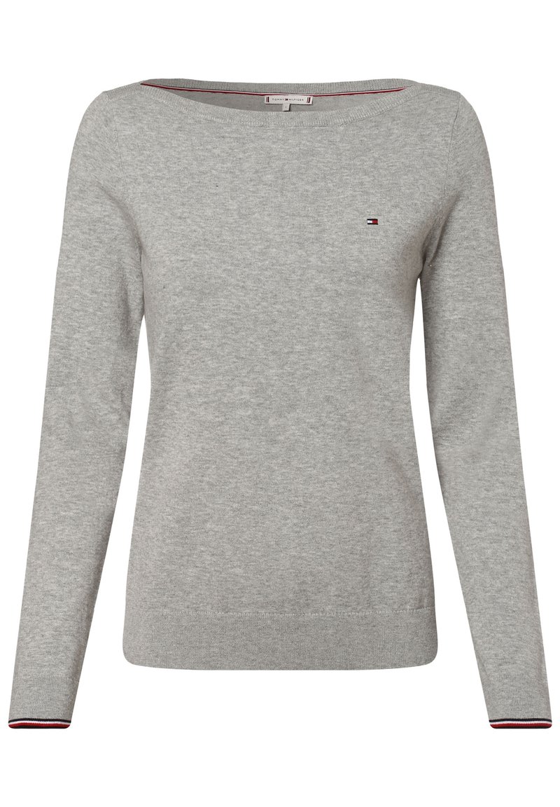 Grauer, langärmeliger Pullover aus weichem Stoff. Mit einem Bootsausschnitt, gerippten Bündchen mit roten und blauen Akzenten und einem kleinen Logo auf der Brust.