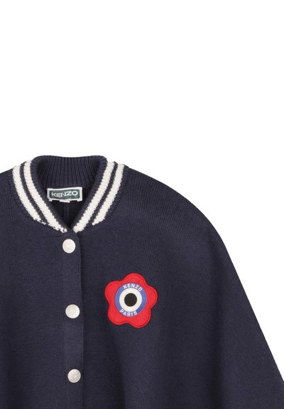 Gilet navy avec un col côtelé rayé, fermeture à boutons et un patch de fleur rouge avec un œil central et le texte "KENZO PARIS".