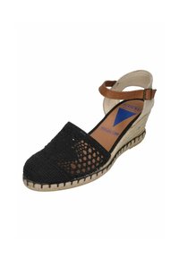 Sandalía de cuña de ganchillo negra con una correa de tobillo marrón, tacón cubierto de yute, forro beige y suela beige con costuras decorativas.