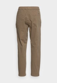 Pantaloni casual marroni con vita elasticizzata e due tasche a filetto posteriori, mostrati da dietro su uno sfondo chiaro e semplice.