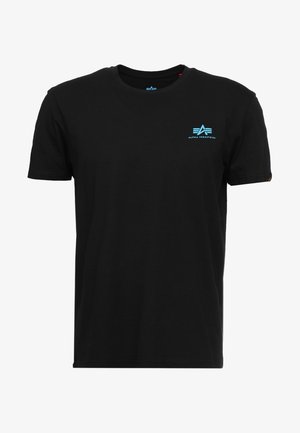 Camiseta de algodón negra de manga corta, con escote redondo y un logo azul en el pecho. Textura suave y corte clásico.