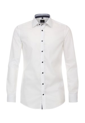 Chemise blanche à manches longues pour homme avec boutons noirs et doublure intérieure de col foncée contrastante, présentée sur un fond uni.