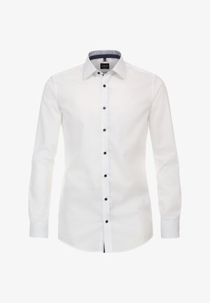 Chemise blanche à manches longues pour homme avec boutons noirs et doublure intérieure de col foncée contrastante, présentée sur un fond uni.