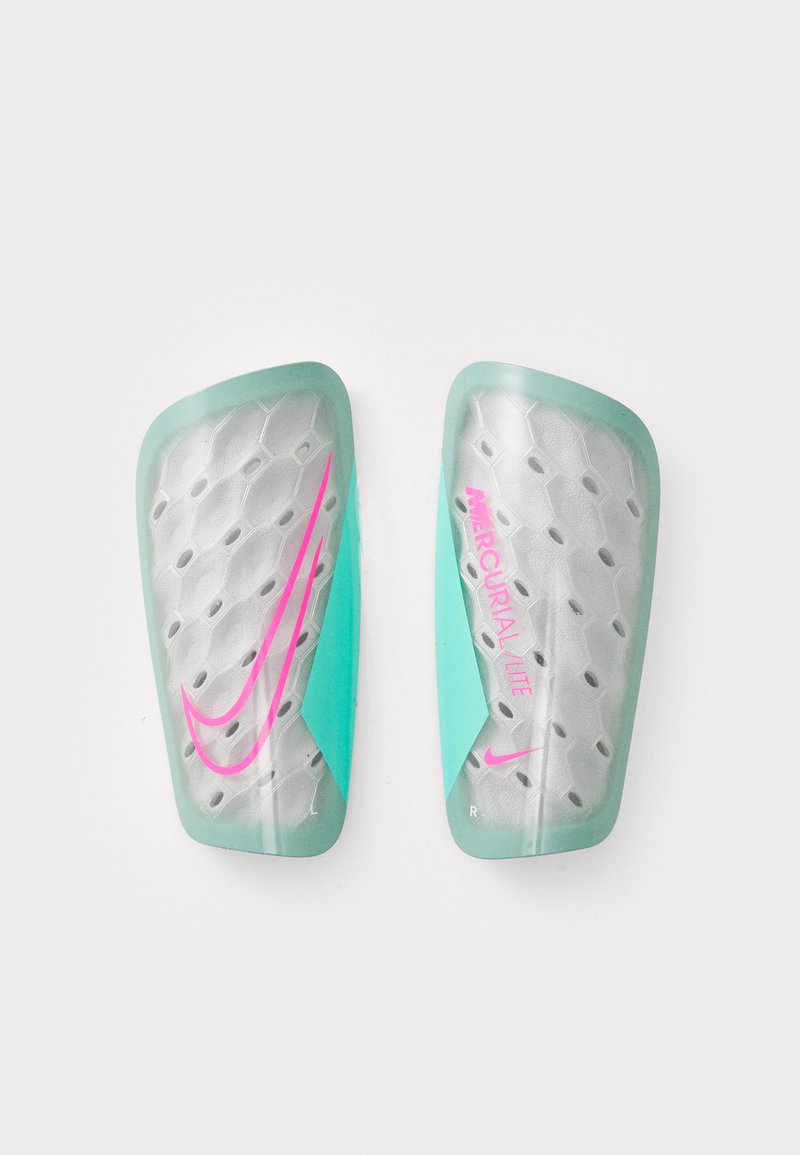 Nike Mercurial Lite scheenbeschermers, met een honingraatstructuur, transparant ontwerp, aqua-blauwe accenten en roze logo-details.