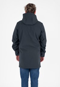 Donkergrijze, waterdichte parka met een capuchon, lange mouwen en een rechte snit. Gladde textuur, minimale details en een iets langer achterpand.