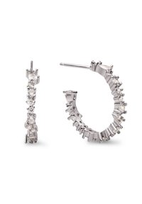 Orecchini a cerchio in argento caratterizzati da gemme chiare di diverse forme alternate, incastonate in un design metallico testurizzato con una chiusura sicura.