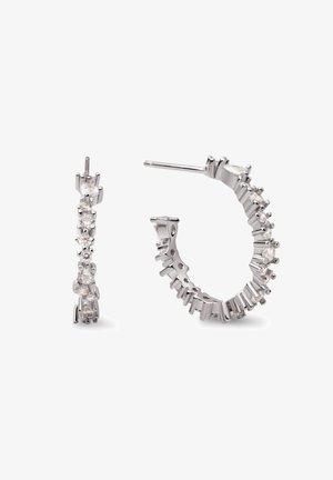 Silberne Creolen mit abwechselnd klaren Edelsteinen in verschiedenen Formen, die in ein strukturiertes Metalldesign eingelassen sind und mit einem sicheren Verschluss versehen sind.