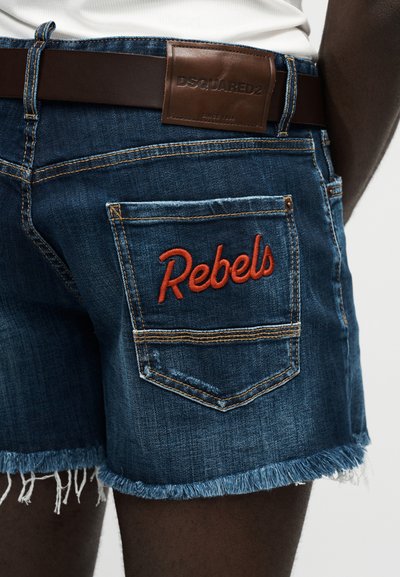 Τζιν σορτς με ξεφτισμένα τελειώματα, καφέ δερμάτινη ζώνη με την επιγραφή "DSQUARED2" και πίσω τσέπη κεντημένη με τη λέξη "Rebels" με κόκκινη κλωστή.