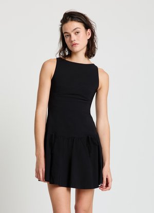 Vestito nero senza maniche con corpetto aderente e gonna svasata, caratterizzato da lacci regolabili in vita e una texture liscia e morbida.